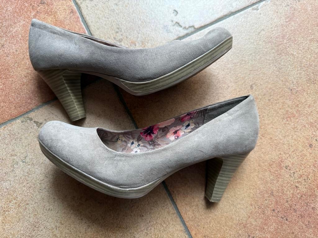 Grijze suède pumps met  hak, maat 40. Marco Tozzi, Ophalen of Verzenden, Gedragen, Grijs, Pumps