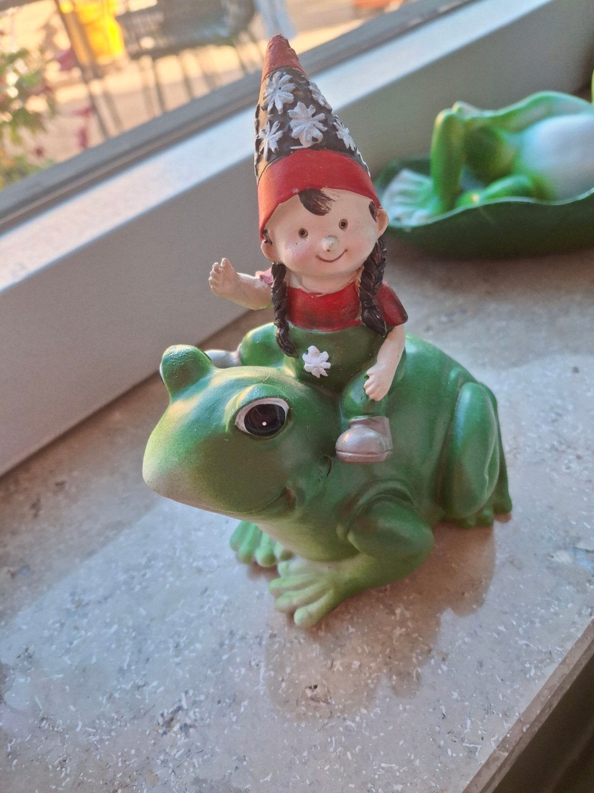 Leuke tuinkabouter op kikker - decoratie, Tuin en Terras, Ophalen of Verzenden, Zo goed als nieuw, Kunststof, Tuinkabouter