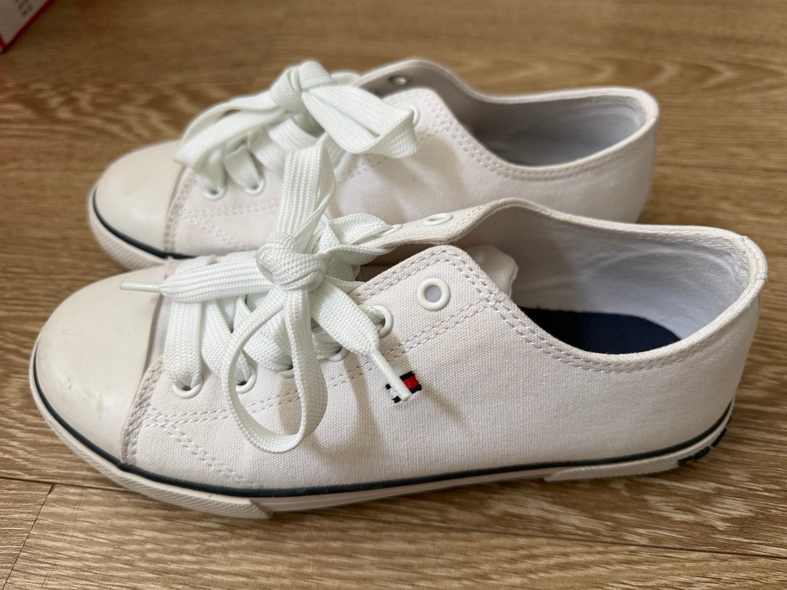 Tommy Hilfiger sneakers 34 size, Ophalen of Verzenden, Zo goed als nieuw, Jongen, Schoenen