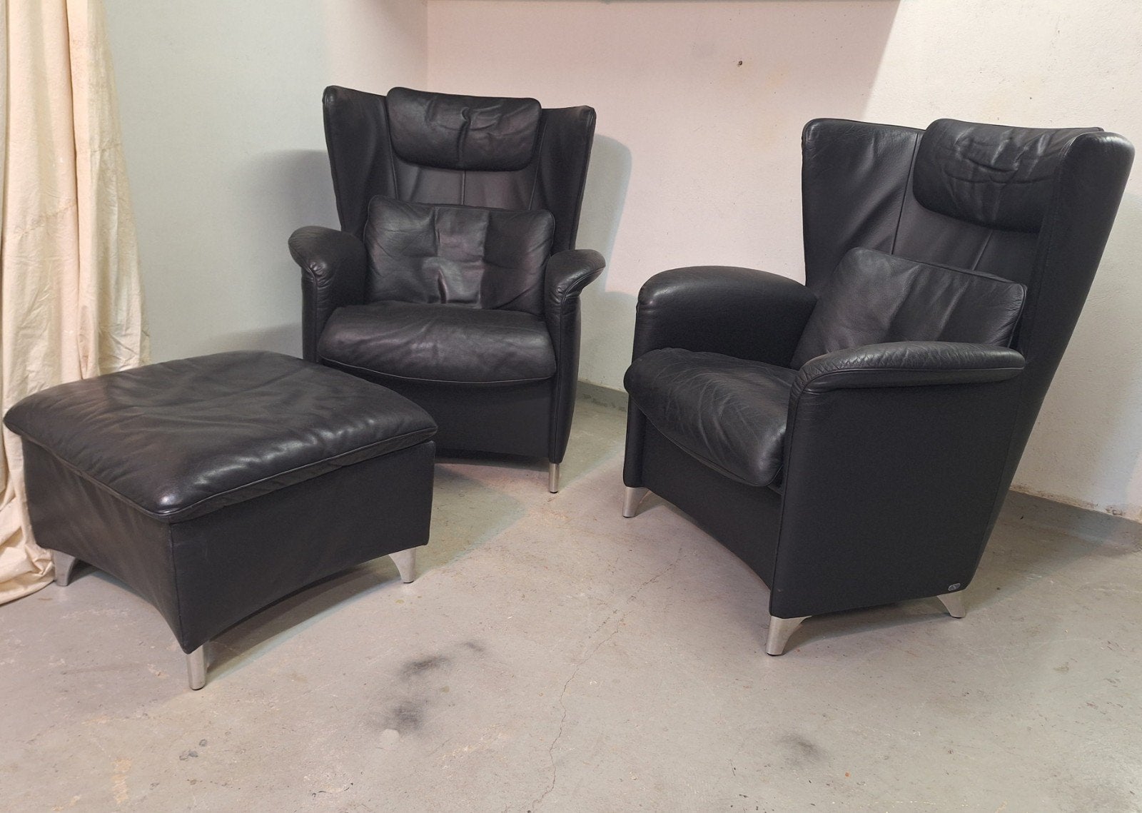 2 stuks Desede Ds23 fauteuils met hocker in zwart leer., Ophalen, 75 tot 100 cm, Leer, 50 tot 75 cm