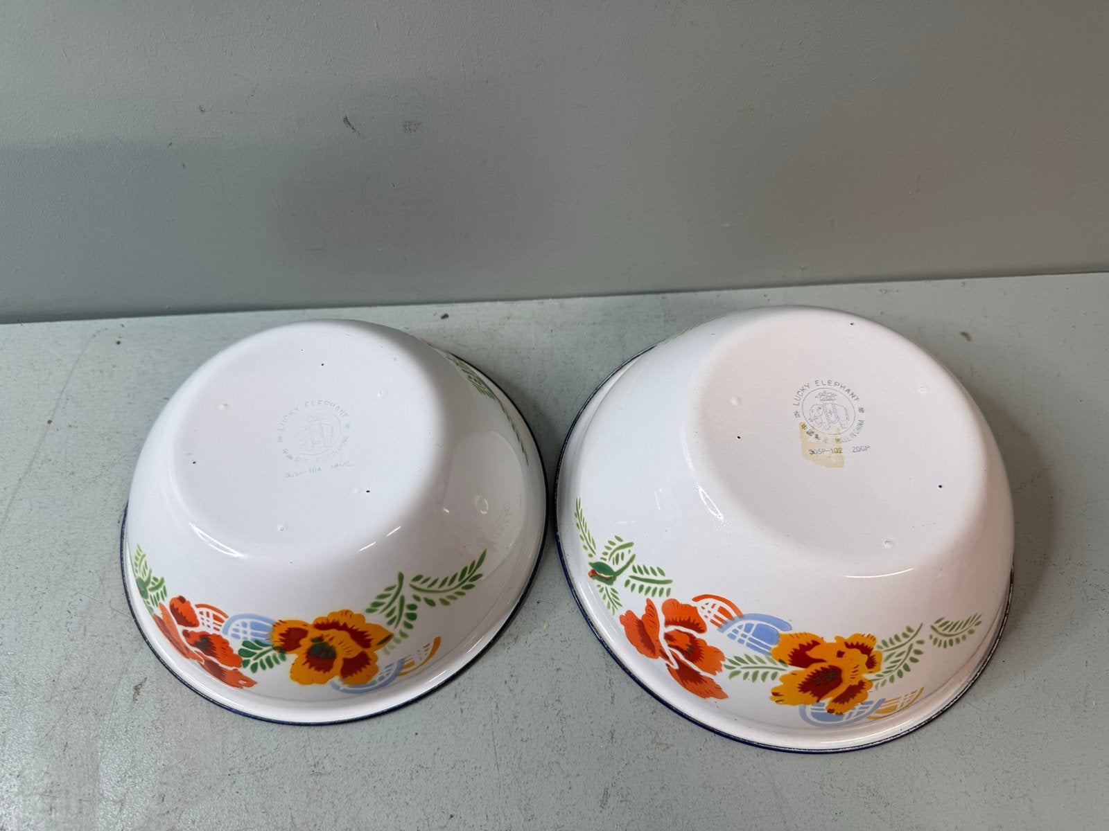 Set van 2 vintage emaille kommen met bloemmotief, Ophalen of Verzenden