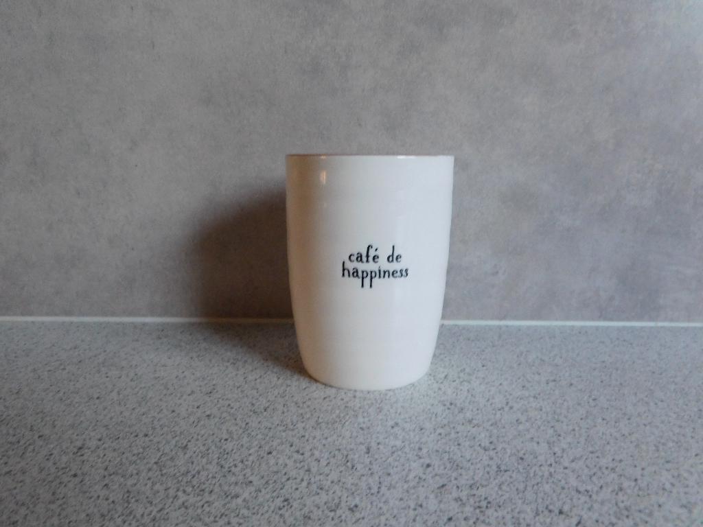 Mok 180 ml. 9,5x8 cm. Café de Happiness Zusss, Ophalen of Verzenden, Zo goed als nieuw, Overige stijlen, Kop(pen) en/of Schotel(s)