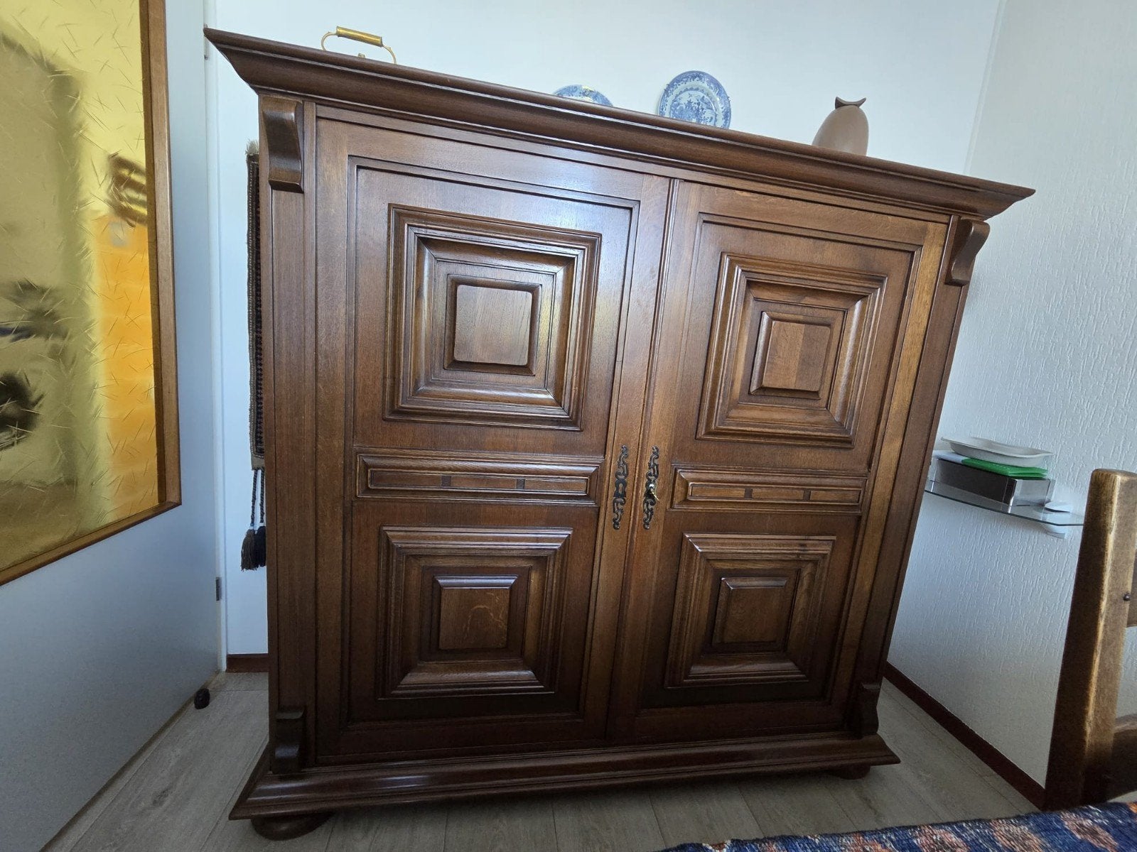 Antieke houten kast met twee deuren en lades, Ophalen