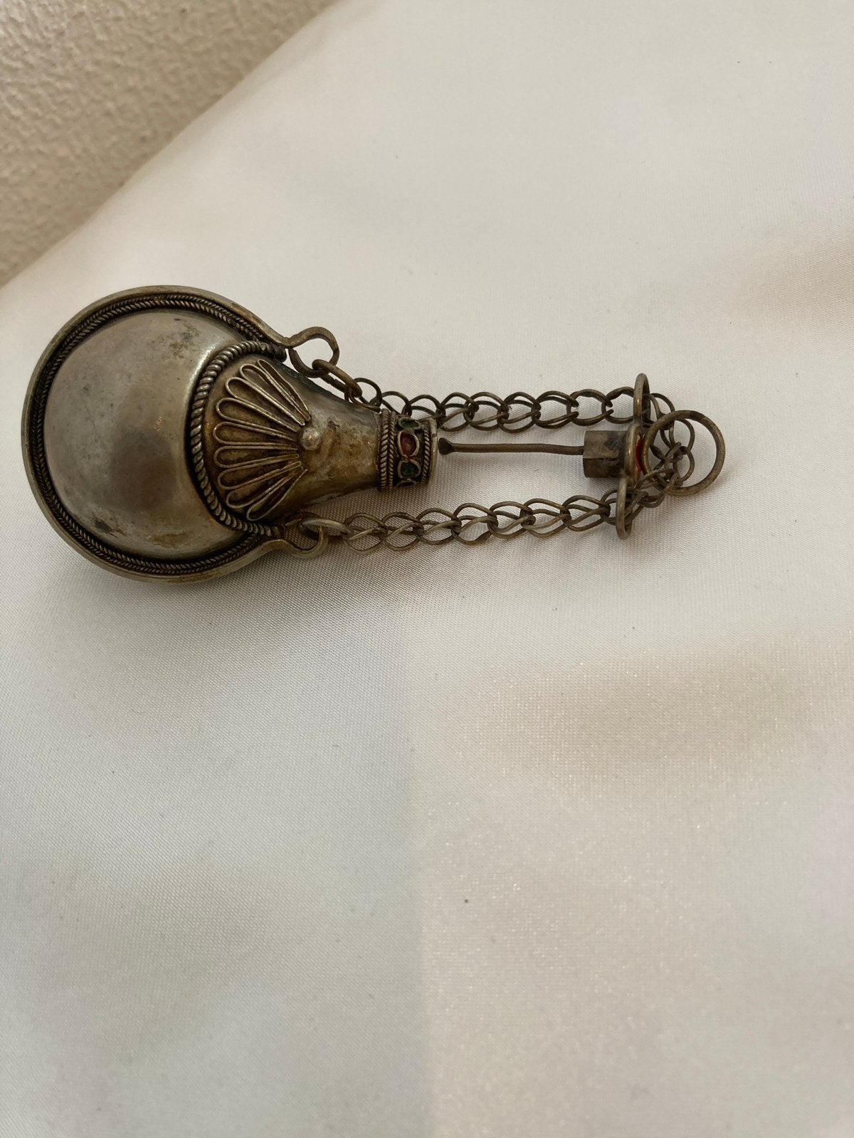 Vintage Parfumflesje ,Hanger met Schelpmotief en Parelrand, Ophalen of Verzenden, Overige materialen