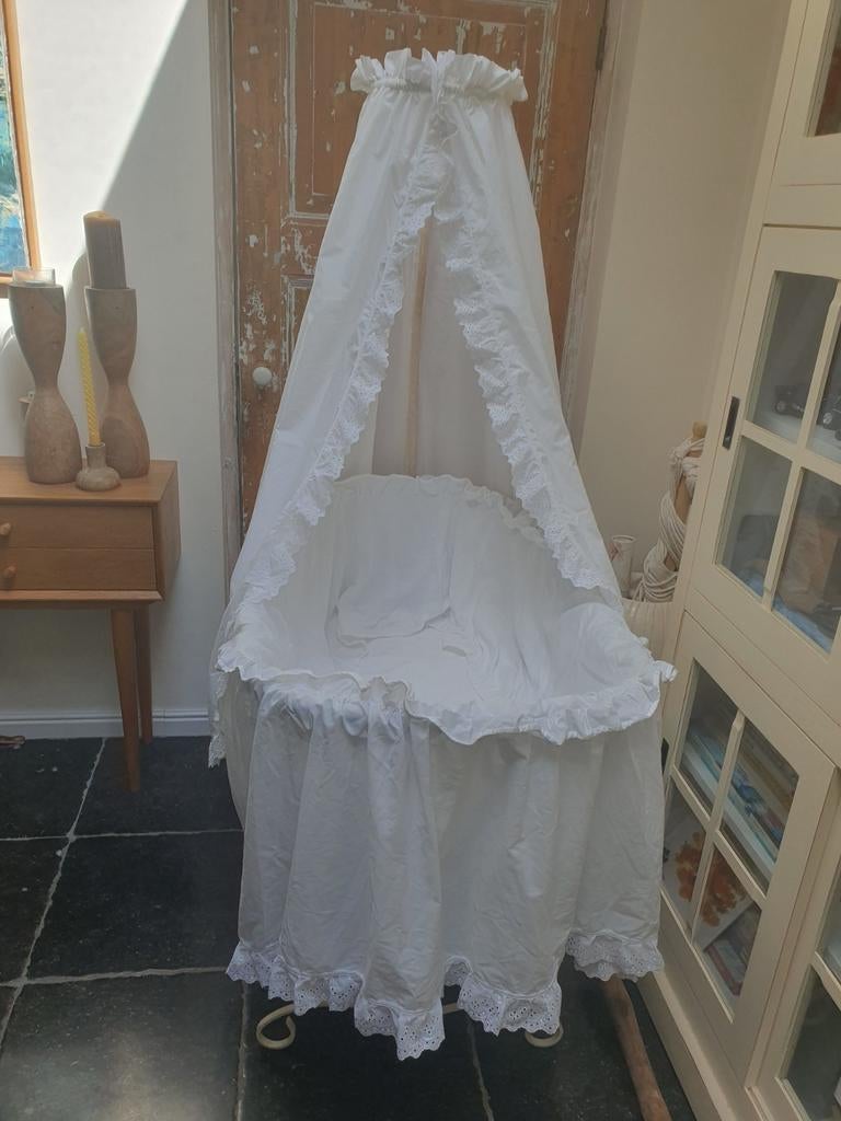 Vintage rotan wieg met hemeltje en smeedijzeren onderstel, Kinderen en Baby's, Babywiegjes en Ledikanten, Ophalen