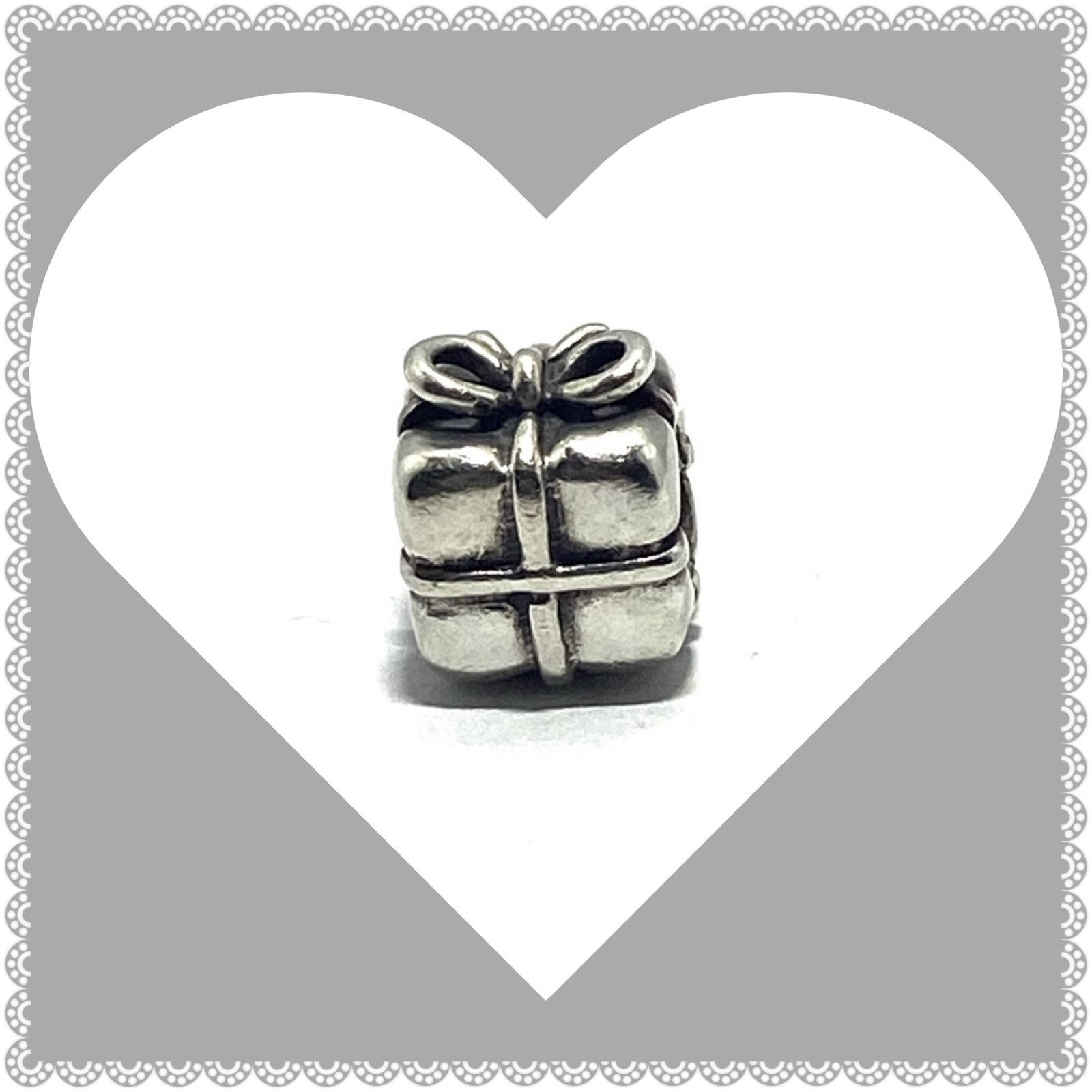 Pandora Bedel Cadeautje 790300 - present / giftbox with bow, Pandora, Ophalen of Verzenden, Zo goed als nieuw, 1 bedel