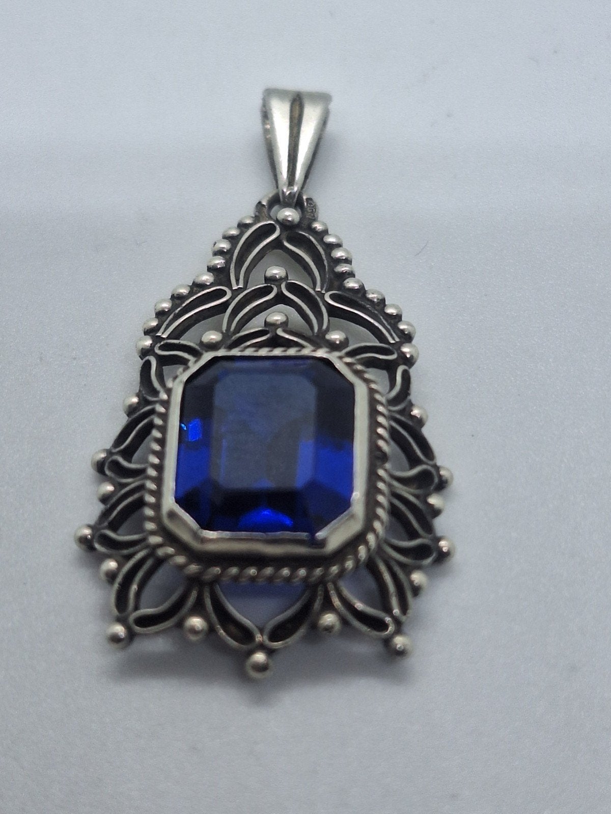 Vintage Zilveren Hanger met Saffier - Ruim 3 cm, Gebruikt, Overige voorstellingen, Blauw, Ophalen of Verzenden