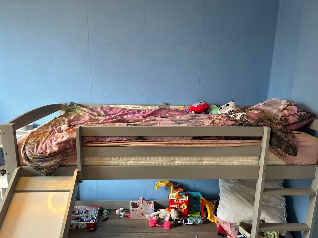 Peuter bedje met trap en glijbaan, Kinderen en Baby's, Kinderkamer | Stapelbedden en Hoogslapers, Ophalen of Verzenden, Zo goed als nieuw
