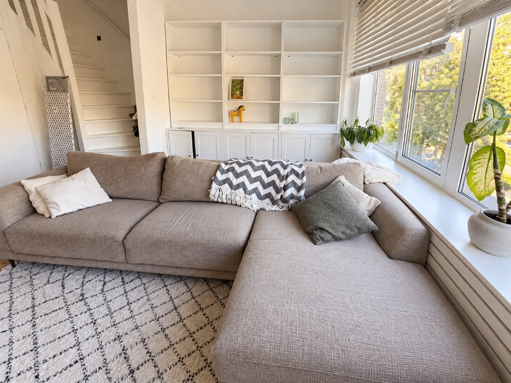 Ruime beige hoekbank met chaise longue – €25, Ophalen of Verzenden, Gebruikt, Vierpersoons of meer