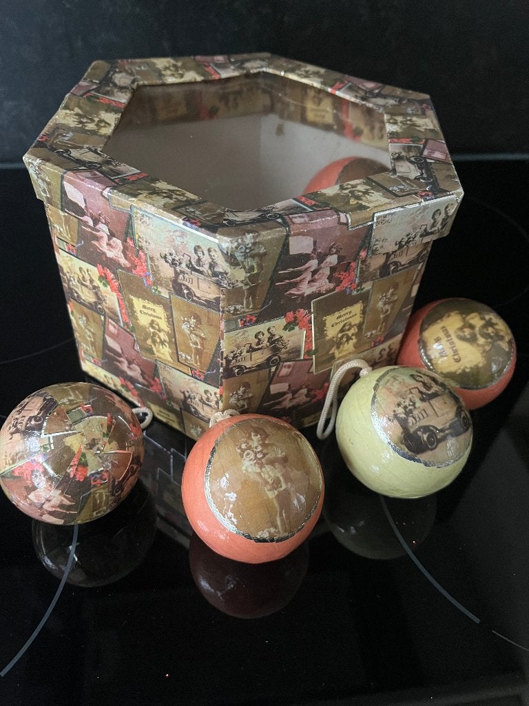 Te koop 11 papiermaché/kartonnen kerstballen in doos, Ophalen of Verzenden, Nieuw
