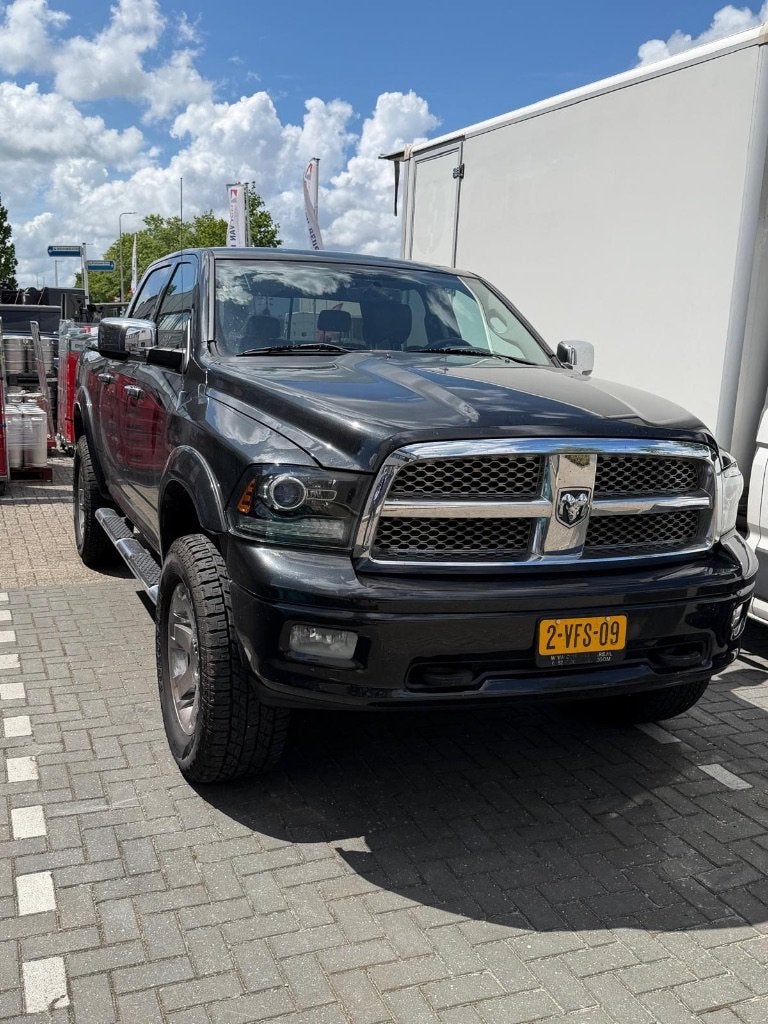 Dodge RAM 5.7 V8 Crew Cab 2009 Laramie, Auto's, Automaat, 450 kg, 5654 cc, Zwart