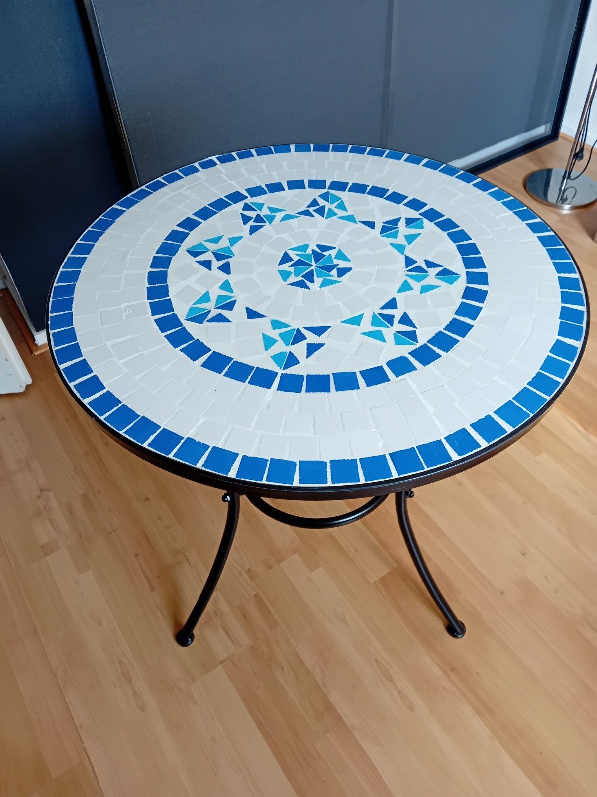 Mozaïek bijzettafel - Blauw en wit., Tuin en Terras, Ophalen, Gebruikt, Rond