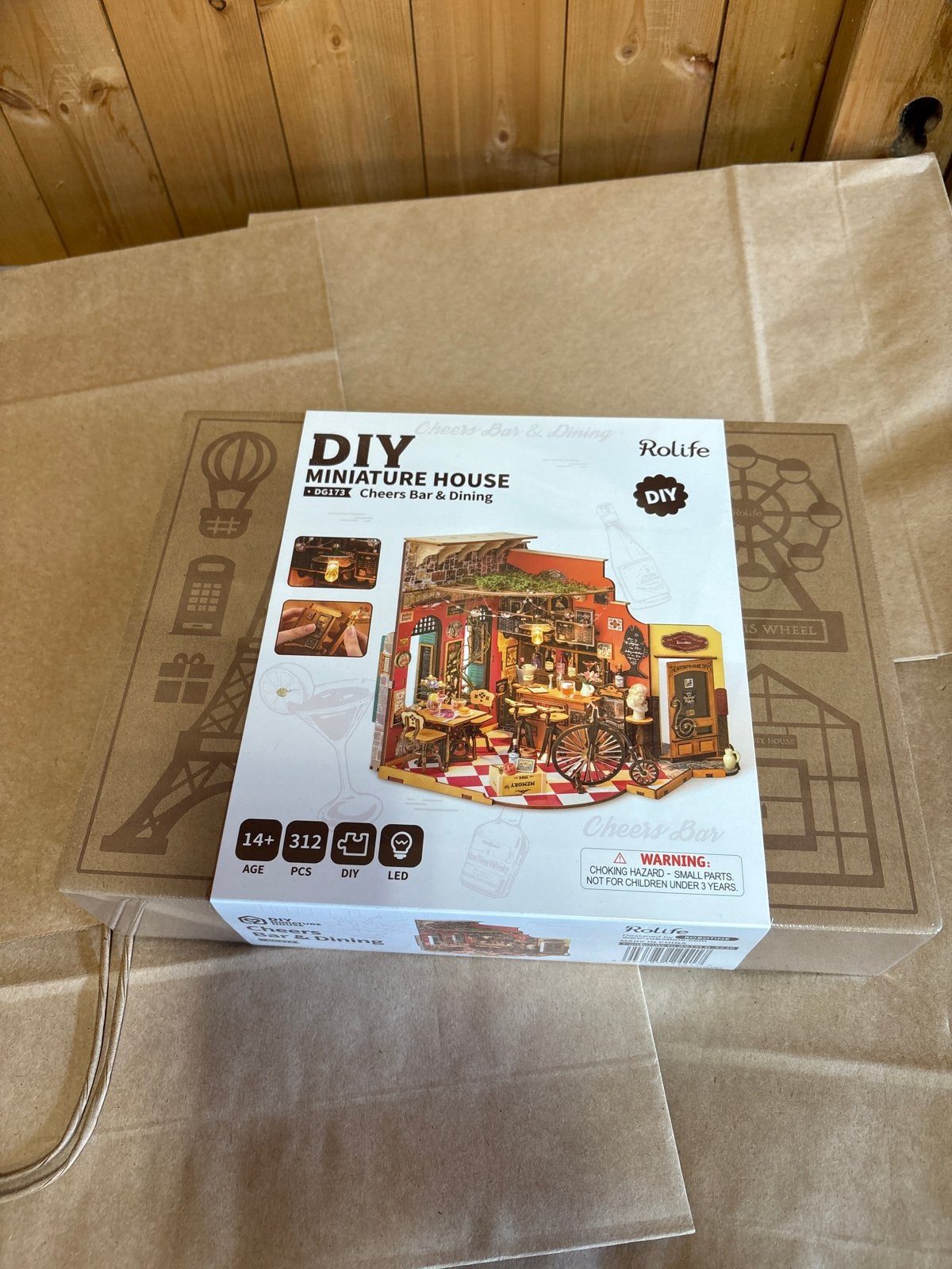 DIY Miniatuur Huisje - Cheers Bar & Dining, Hobby en Vrije tijd, Ophalen of Verzenden, Nieuw, Overige typen, Overige merken