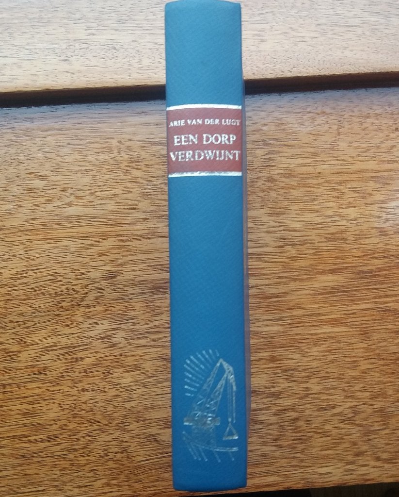 Een dorp verdwijnt - arie van der lugt, Ophalen of Verzenden, Gelezen, Noord-Brabant