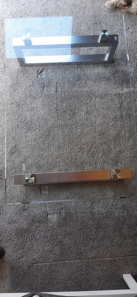 Moderne glazen salontafel met metalen onderstel, Ophalen, Gebruikt, 100 tot 150 cm, 50 tot 100 cm