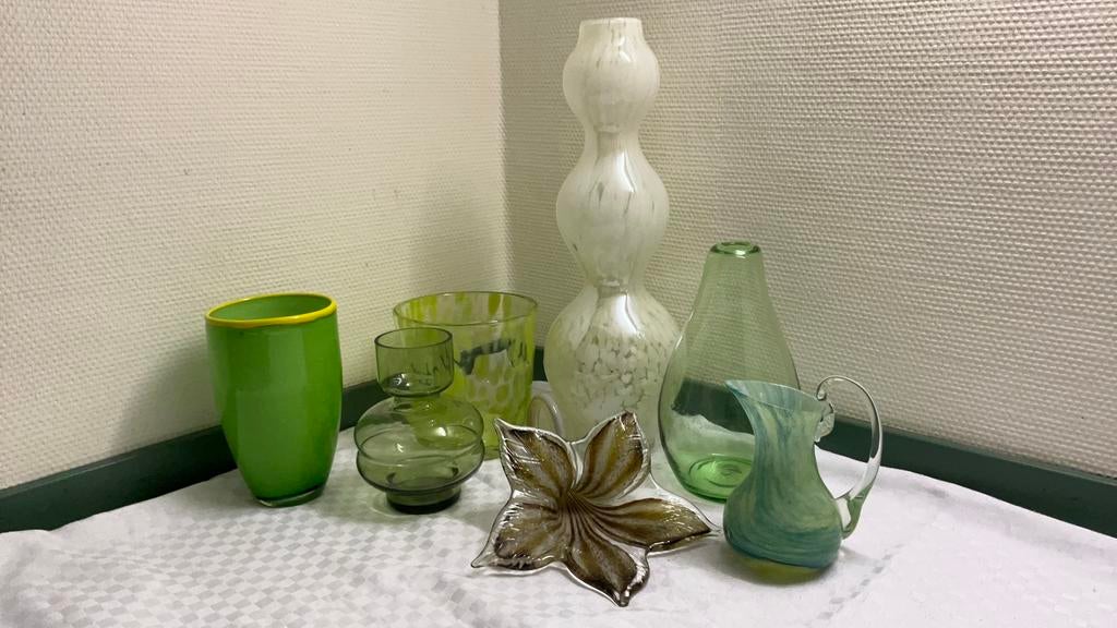 Glazen vazen, modern, groen creme geel, europa handgeblazen, Ophalen of Verzenden, Minder dan 50 cm, Groen, Glas