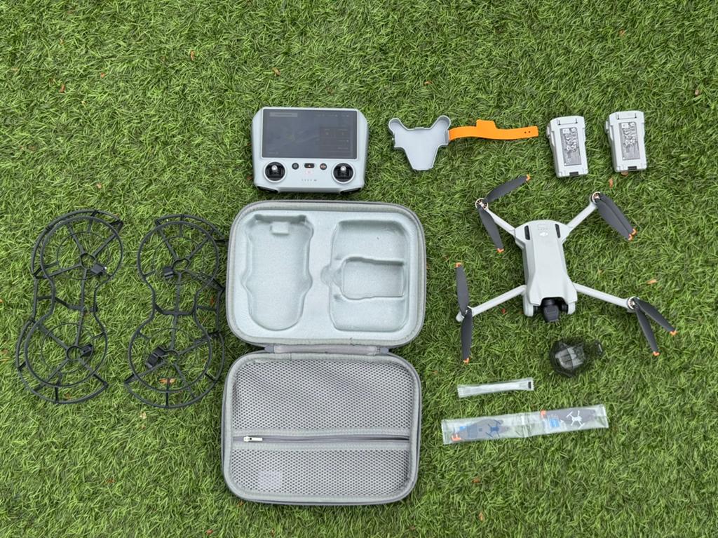 DJI Mini 3 met 2 batterijen en DJI RC met scherm RM330, 30 tot 45 minuten, Cameradrone, Zo goed als nieuw, DJI