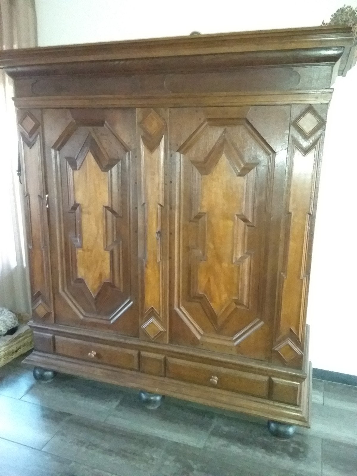 Te koop antieke houten kast met decoratieve panelen, Ophalen