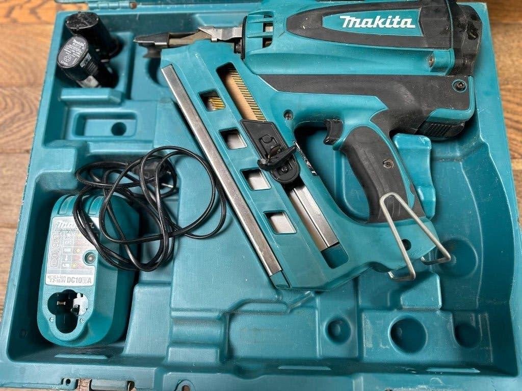 Makita GN900SE Gas Constructietacker met Accu en Lader, Ophalen of Verzenden, Gebruikt