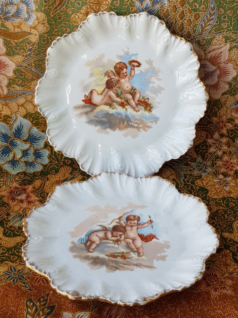 Twee mooie antieke bordjes van porselein met putti's 21,5 cm, Antiek en Kunst, Ophalen of Verzenden