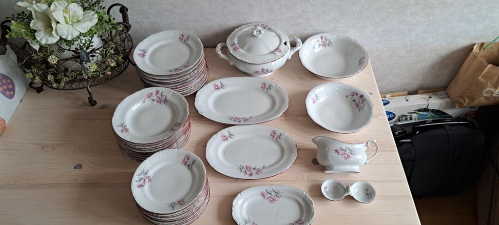 Oud Pools servies 44 delen. 1 schaaltje met gebruikerssporen, Antiek en Kunst, Antiek | Servies compleet, Ophalen