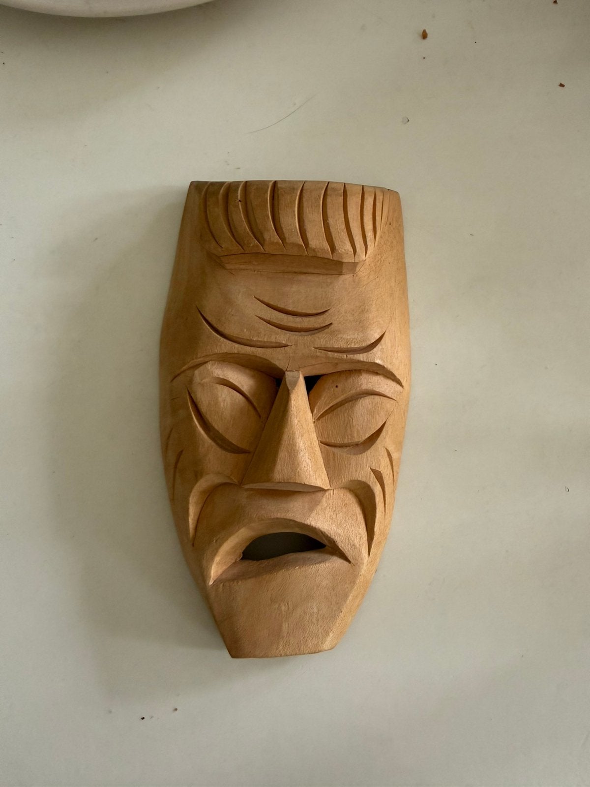 Handgesneden houten wansmasker, Overige onderwerpen, Houtsnijwerk, Minder dan 20 cm, Natuurlijk materiaal