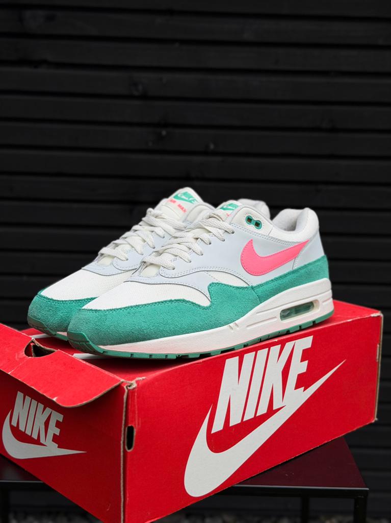 Nike Air Max 1 ‘Watermelon’ maat 46, Kleding | Heren, Schoenen, Ophalen of Verzenden, Zo goed als nieuw, Overige kleuren