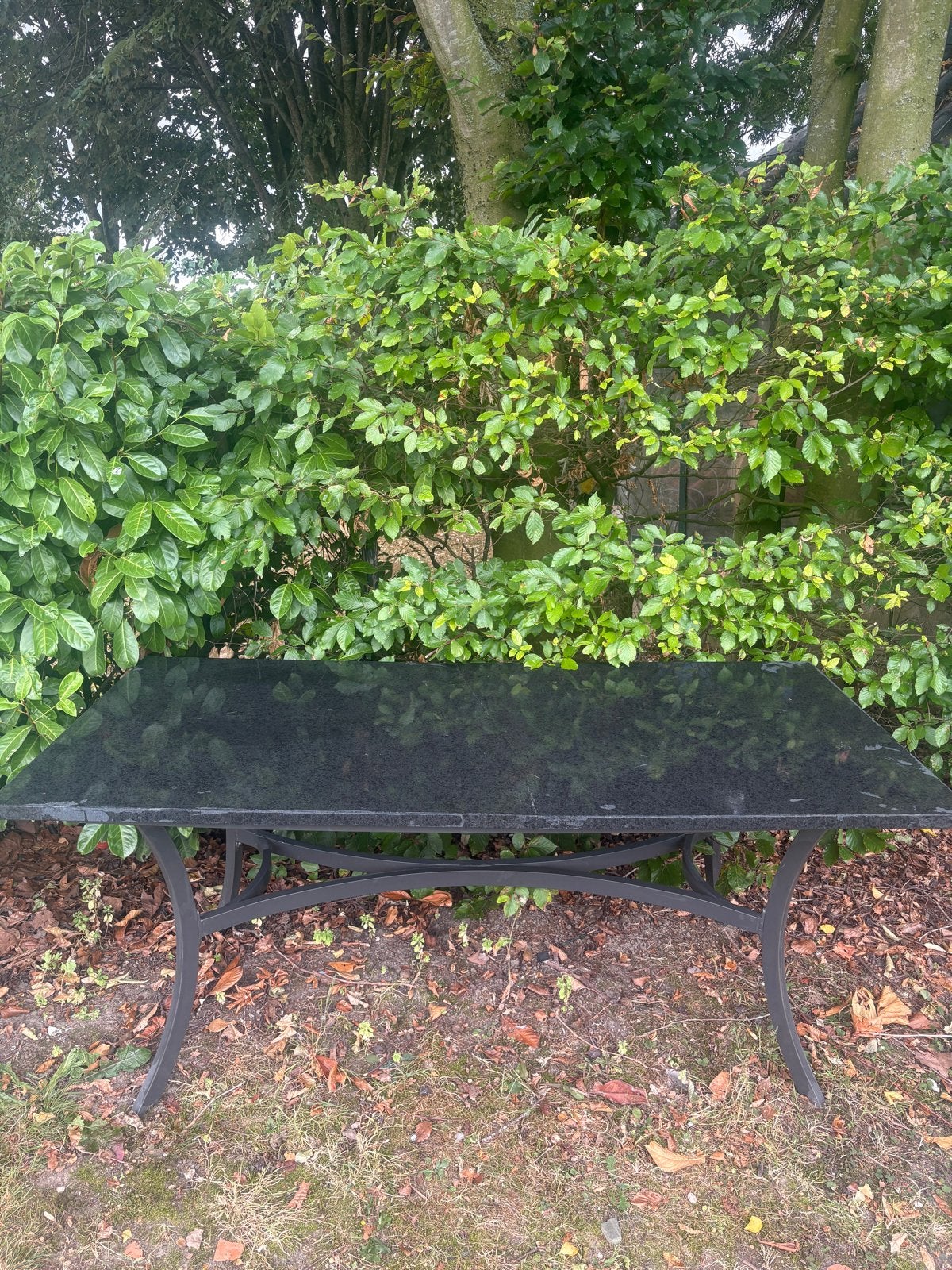Buiten tafel met natuursteen blad en ijzeren onderstel, Ophalen, Gebruikt, Rechthoekig, Overige materialen