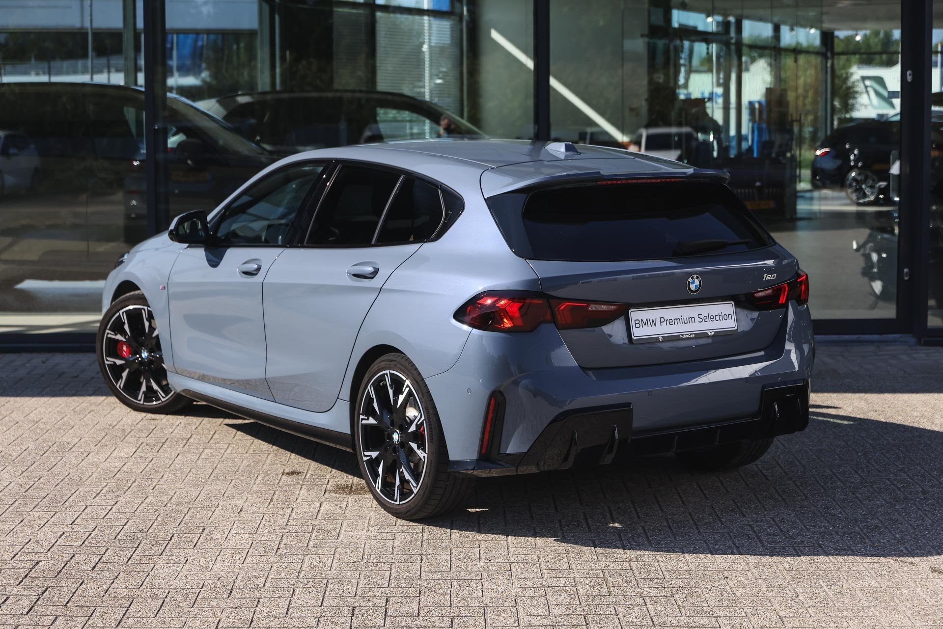 BMW 1 Serie 120 M Sport Automaat / Sportstoelen / Comfort Ac, Auto's, Dealer onderhouden, 156 pk, Met garantie (alle), Bedrijf
