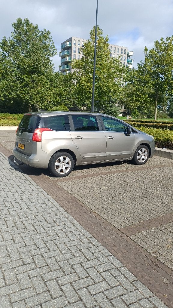 Peugeot 5008 1.6 VTI 7PL 2012 Grijs, Voorwielaandrijving, Stof, Zwart, 4 cilinders