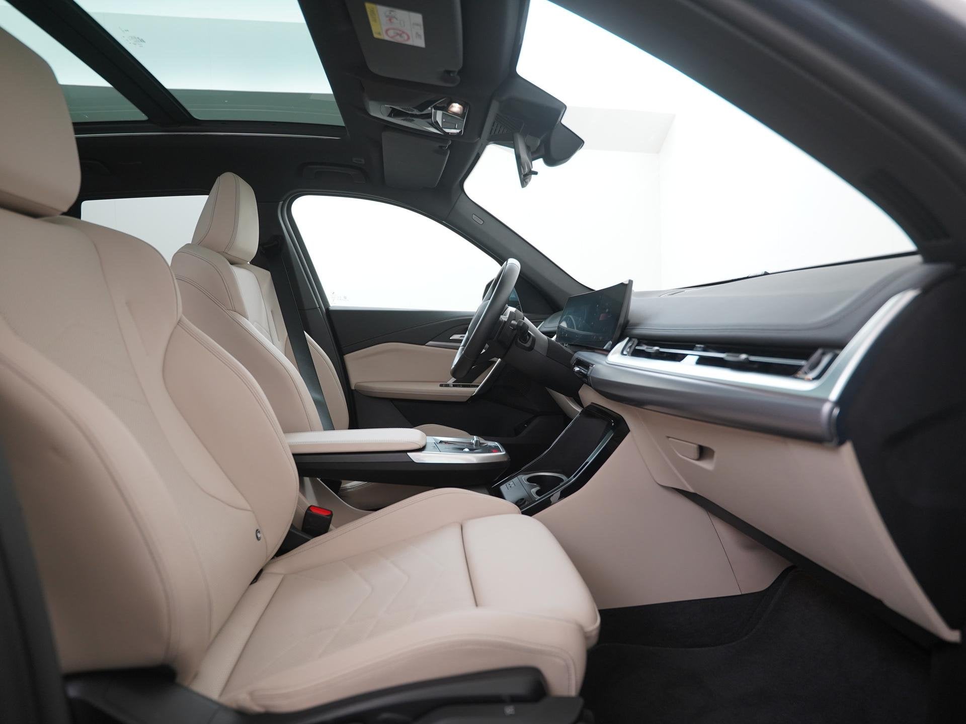 BMW X1 xDrive25e M Sport Shadow | Panoramadak | Oyster Leder, Auto's, Gebruikt, Euro 6, 105 min, Vierwielaandrijving