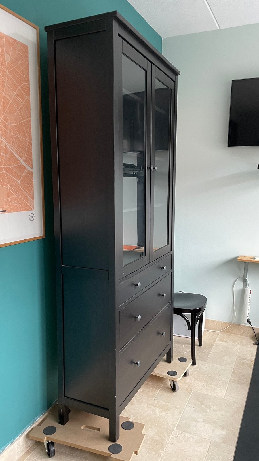 Hemnes vitrine-, keuken- en/of boekenkast, Ophalen, Gebruikt, Met lade(s), 50 tot 100 cm