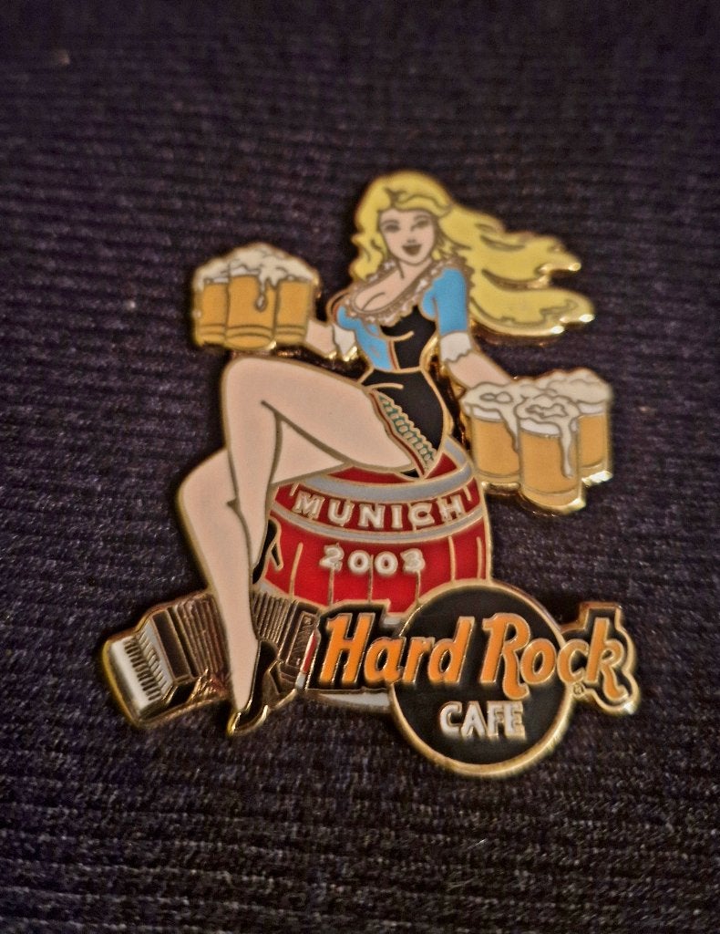 Hard rock cafe Munchen 2003 bier dame pin, Ophalen of Verzenden, Zo goed als nieuw, Overige typen