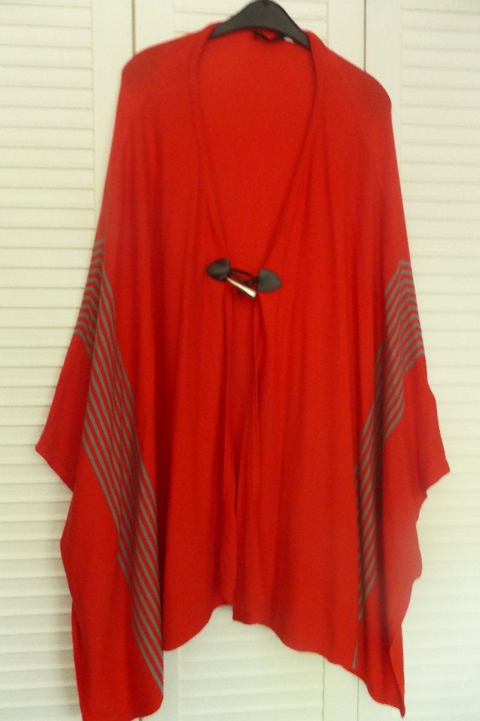 Mooie nieuwe poncho, Kleding | Dames, Ophalen of Verzenden, Nieuw, Maat 46/48 (XL) of groter, Rood