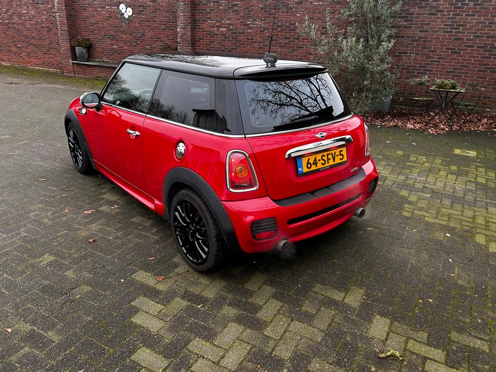 Mini 1.6 16V Cooper 88KW AUT 2006 Rood, Auto's, 15 km/l, 4 cilinders, 4 stoelen, 49 €/maand