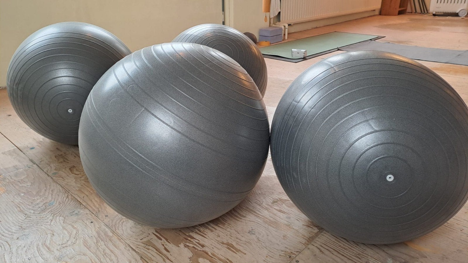 4x Zo goed als nieuwe opblaasbare Pilates ballen 65 cm grijs, Ophalen of Verzenden, Zo goed als nieuw, Yoga-accessoire