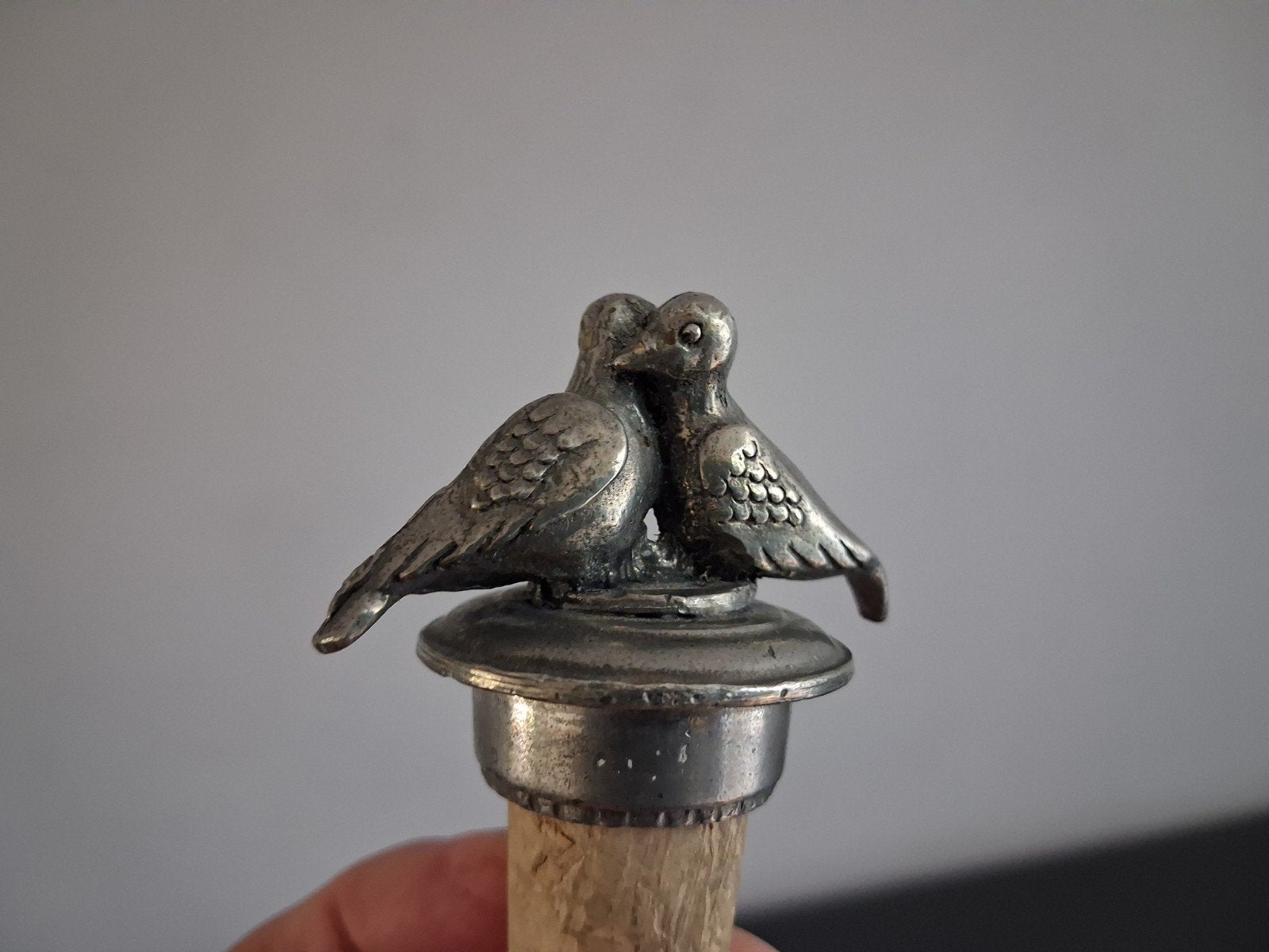 Antieke flessenstop met duifjes zilver of tin kurk, Ophalen of Verzenden