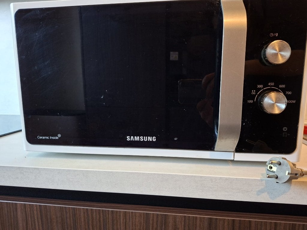 Samsung Magnetron  800W-werkt goed, Witgoed en Apparatuur, Magnetrons, Gebruikt, Vrijstaand, Magnetron, 45 tot 60 cm, Draaiplateau