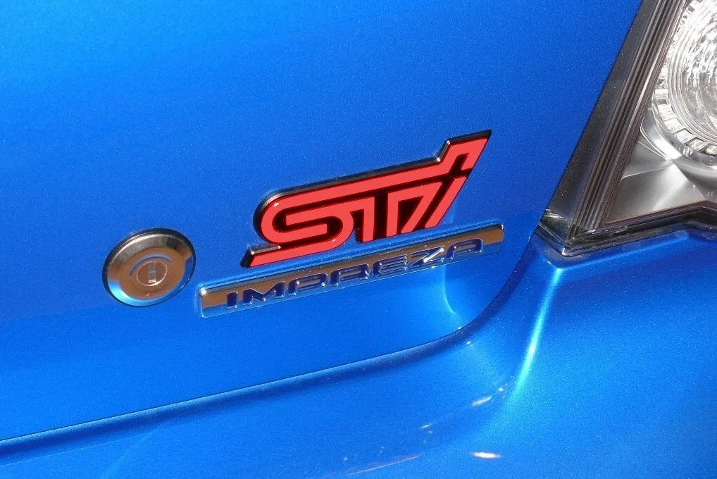 subaru impreza sti pink kofferbak badge oem 93073FE710 STI, Ophalen of Verzenden