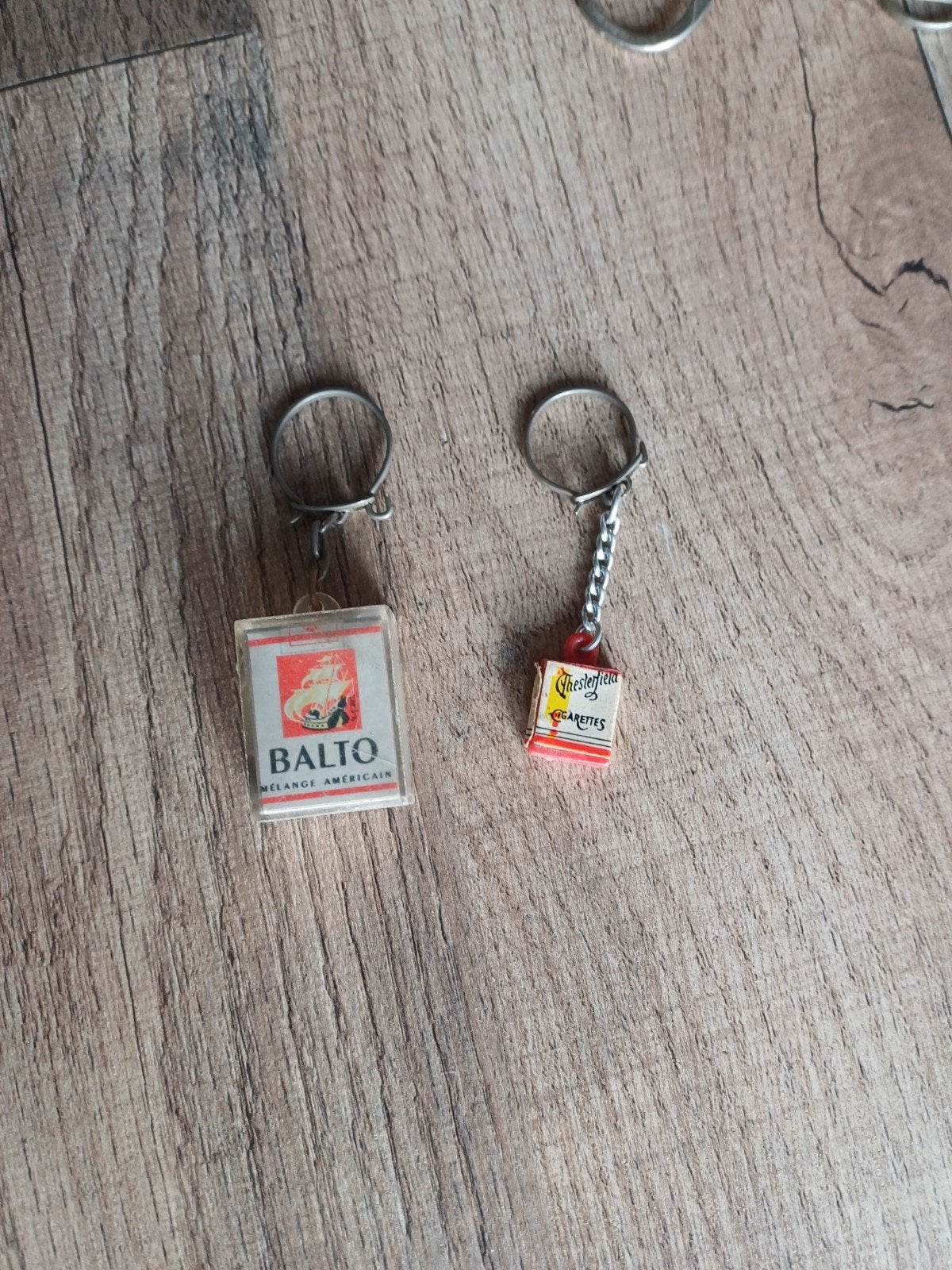 2 Vintage Sleutelhangers Sigarettenmerken Balto Chesterfield, Verzamelen, Ophalen of Verzenden, Gebruikt, Merk