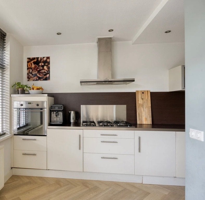Moderne keuken met inbouwapparatuur en donker werkblad, Ophalen, Gebruikt, Wit, Enkelwandige keuken