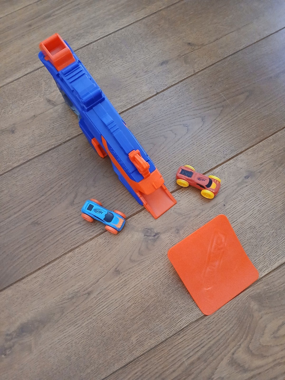 Nerf Nitro speelgoed blaster met 2 auto's en schans, Ophalen of Verzenden, Gebruikt