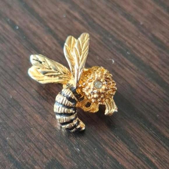Goud kleurige broche in de vorm van een bij met strass, Overige materialen, Gebruikt, Minder dan 4 cm, Ophalen of Verzenden