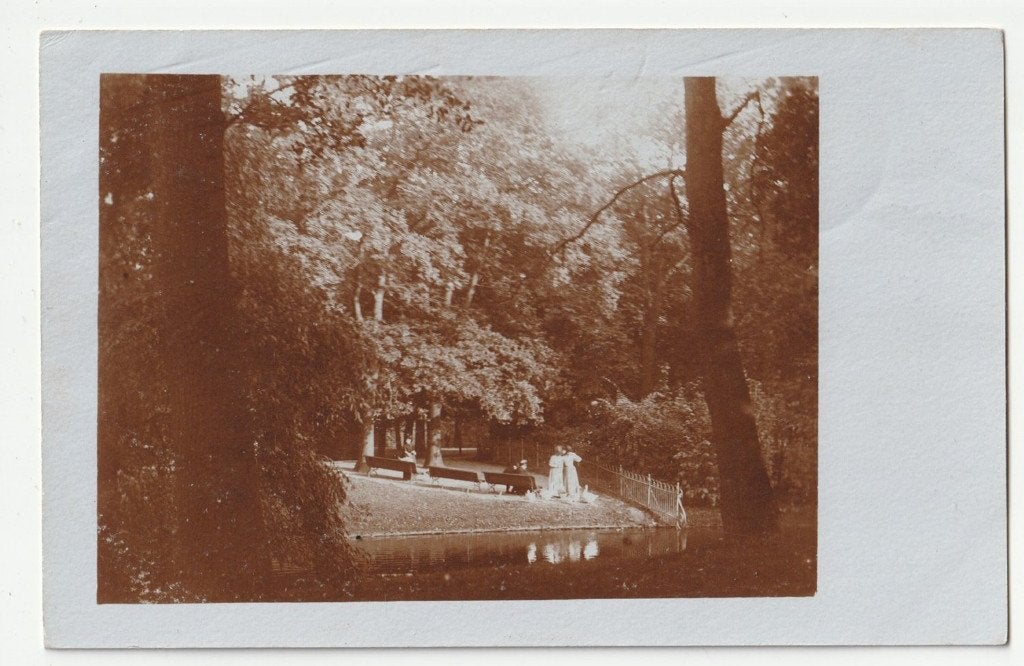 Onbekende fotokaart dames in park, Verzenden, Voor 1920