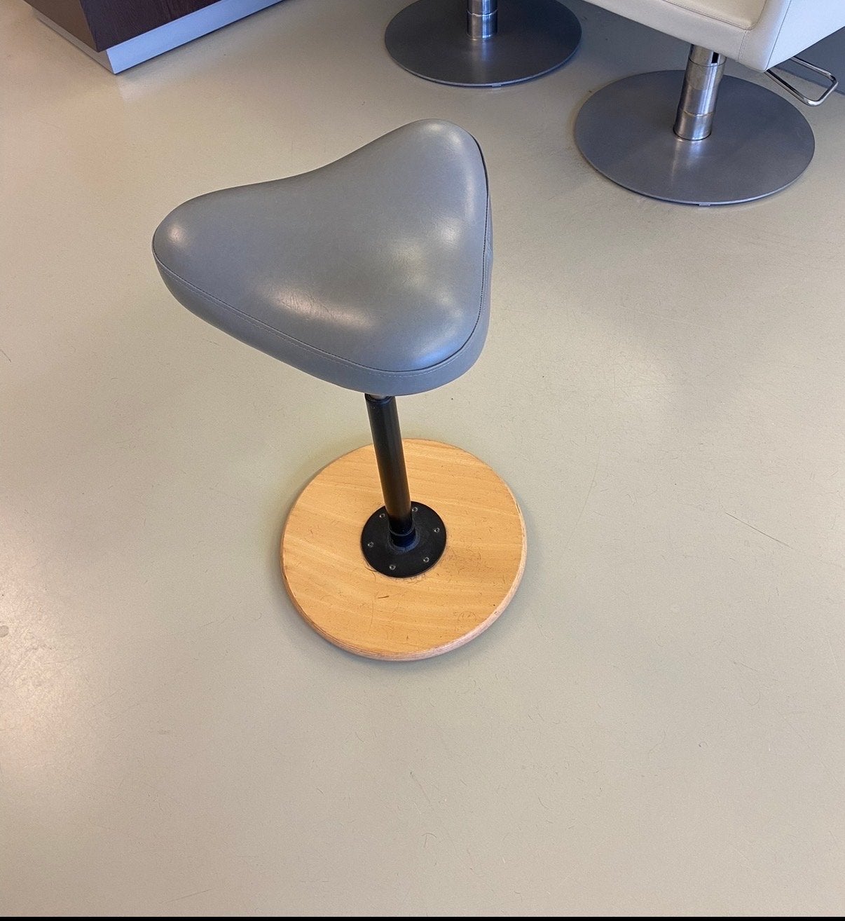 Stokke Varier Move kruk - Sky leer - Kappers/Staand werk, Ophalen, In hoogte verstelbaar, Gebruikt, Hout