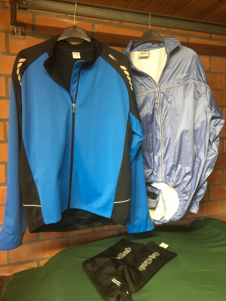 Fietskleding wielrennen 2 jasjes + oversokken, Ophalen of Verzenden, Gebruikt, Kleding