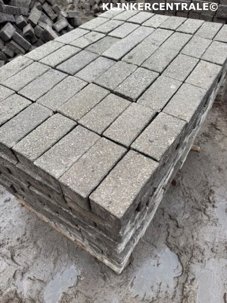 650m2 grijs beton keiformaat klinkers, 10 duimers bkk bss, Bij dit gebruikte product niet meer te achterhalen., Gebruikt, Verzenden