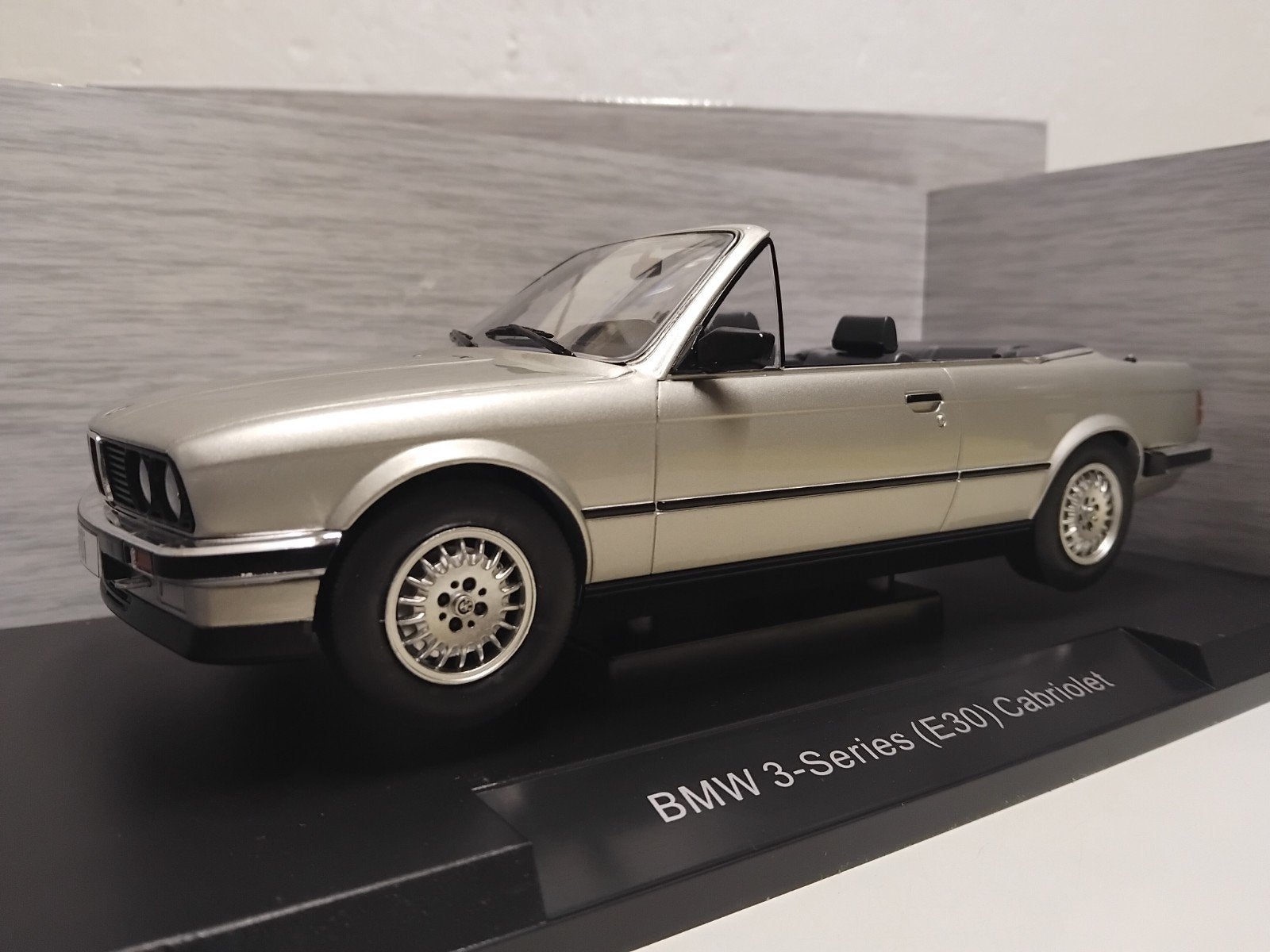 BMW 3 serie cabriolet E30 zilvergrijs Mcg metal 1:18 KRD, Hobby en Vrije tijd, Ophalen of Verzenden, Zo goed als nieuw, Auto, Overige merken