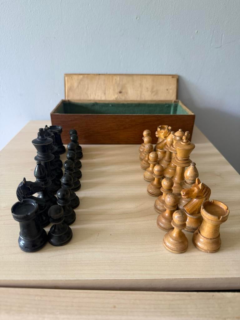 Vintage Schaakstukken in Houten Doos, Een of twee spelers, Ophalen of Verzenden, Gebruikt