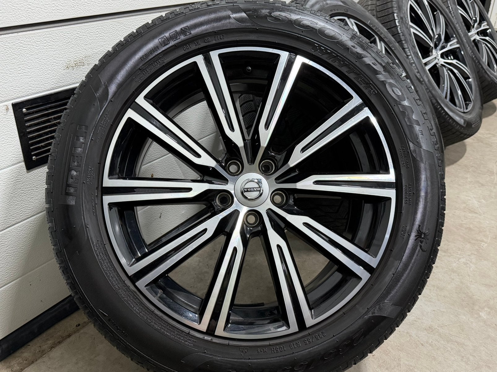 19” INCH XC90 VOLVO Origineel R-Design Velgen 2-Tone 5x108, Auto-onderdelen, Banden en Velgen, 19 inch, Banden en Velgen, Nieuw